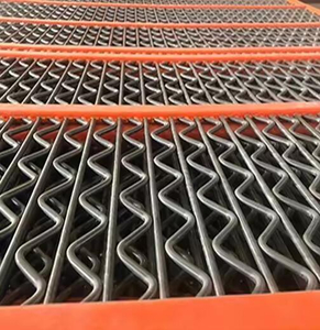 Triangle Hole-Self-cleaning Mesh