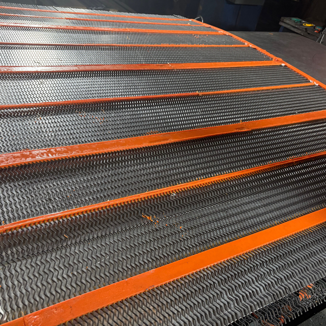 Wavy Hole-Self-cleaning Screen